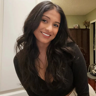 Customer Reka smiling in portrait shot, sharing her experience with Kiseau’s natural organic cotton underwear.