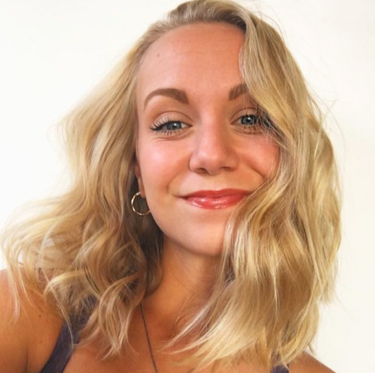 Customer smiling, part of Kiseau’s real-life review community sharing experiences with organic cotton and seaweed underwear.