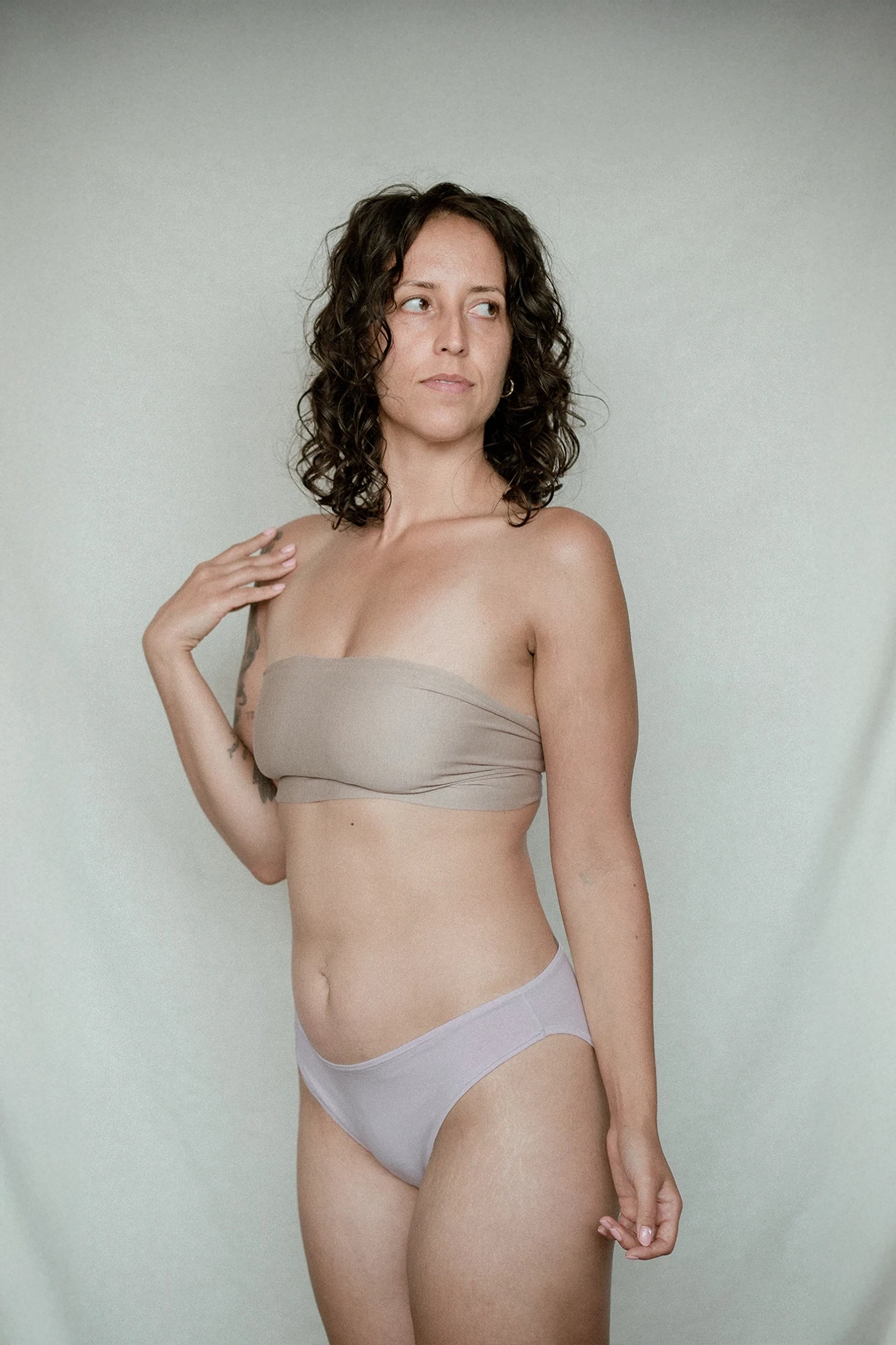 Kiseau organic cotton bikini underwear for women, eco-friendly breathable fabric, model side front pose.